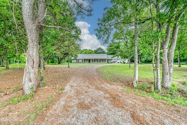 5887 Scotland Rd, Bentonia, MS 39040 - ranch-style home featuring curved driveway and a front lawn