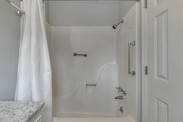 5887 Scotland Rd, Bentonia, MS 39040 - full bath featuring shower / bath combination with curtain