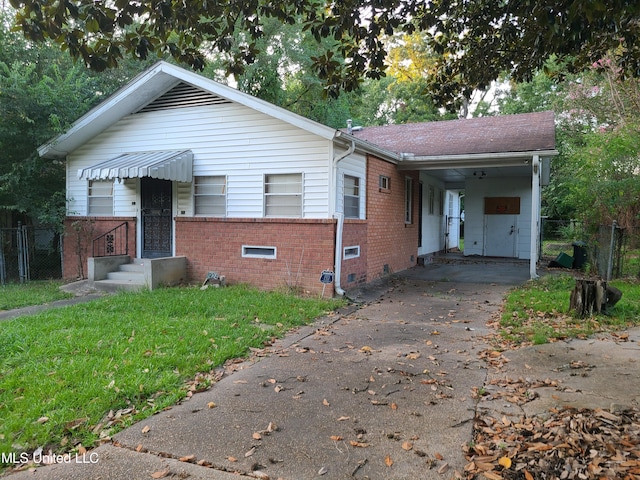 view of front of house with a carport and a front yard