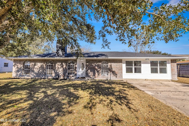 view of front of house with a front lawn