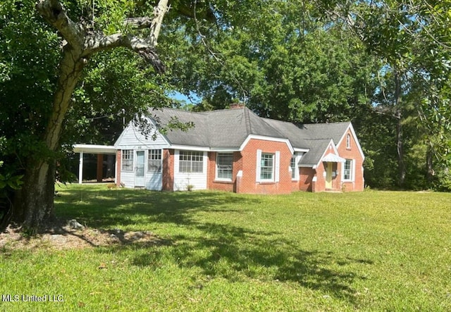 view of front of property featuring a front lawn and brick siding