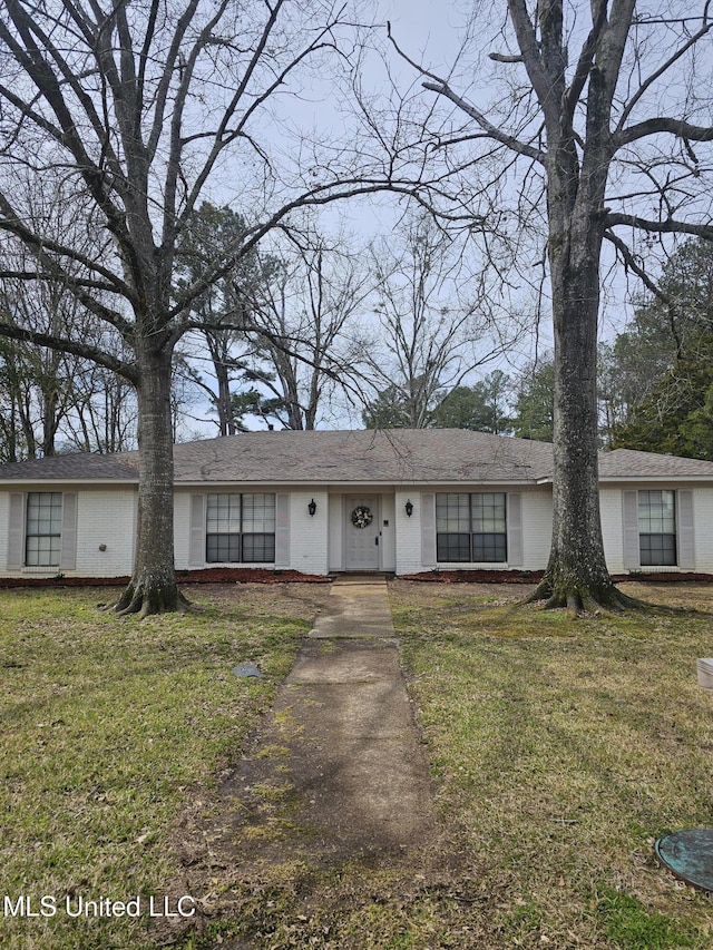 view of front facade with a front yard