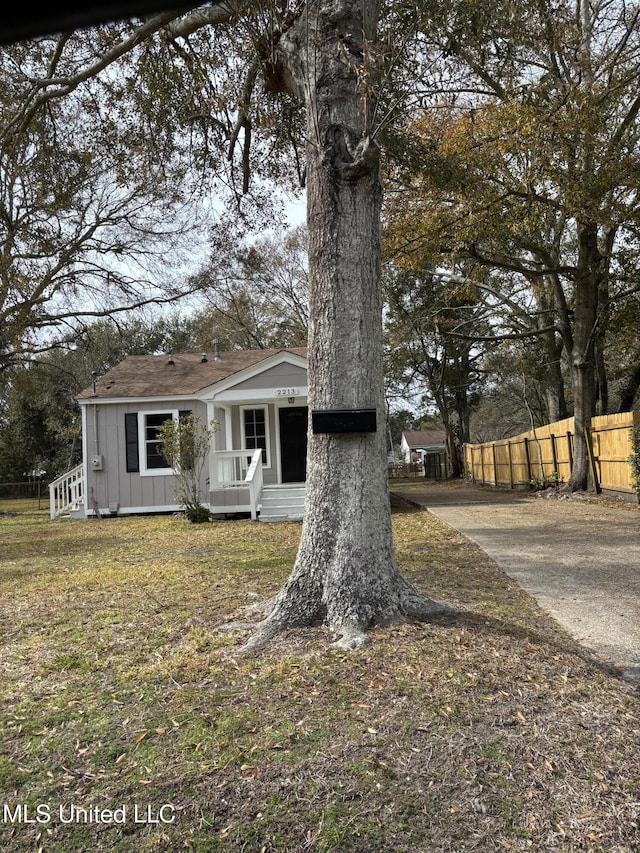 view of front of house featuring a front yard