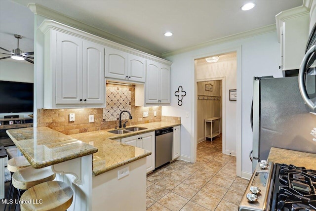 159 Stillhouse Creek Dr, Madison, MS 39110 - kitchen featuring stainless steel appliances, a sink, a peninsula, tasteful backsplash, and ceiling fan