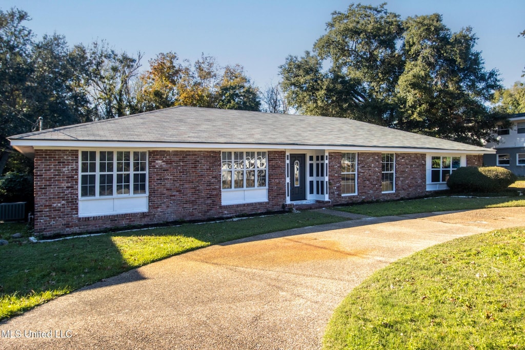 ranch-style home with a front lawn