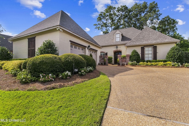 view of front facade featuring a front yard and a garage