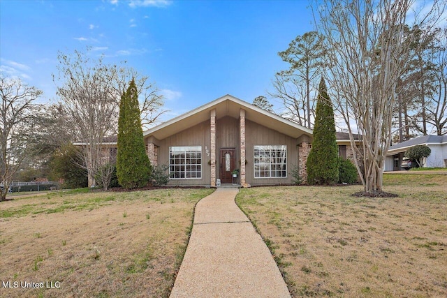 mid-century modern home with a front lawn