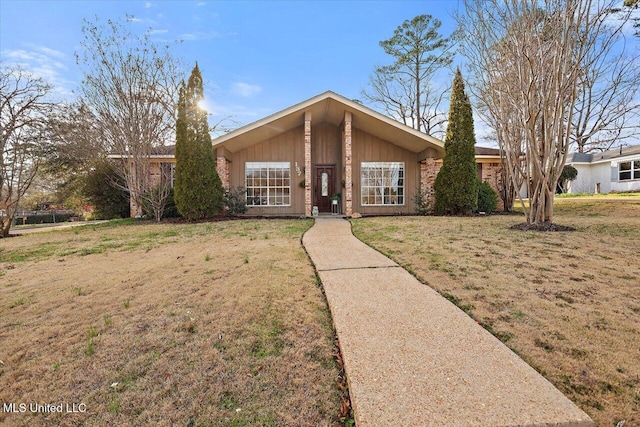 view of front facade featuring a front lawn and brick siding