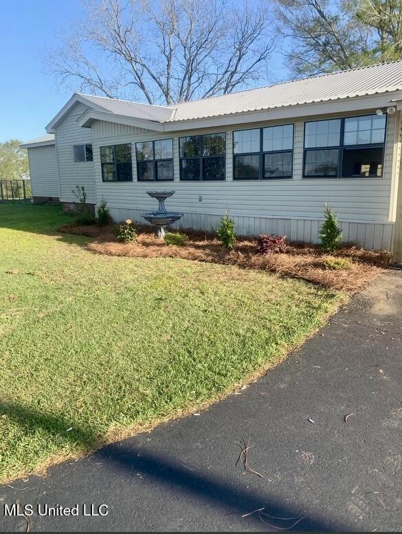 view of front of home with a front yard