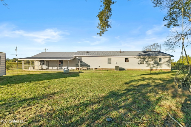 back of house featuring a yard