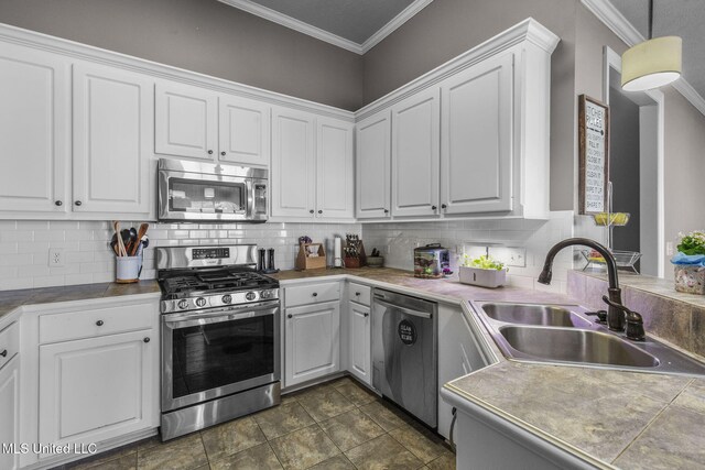 169 Beechwood Cir, Pearl, MS 39208 - kitchen with appliances with stainless steel finishes, a sink, crown molding, white cabinets, and tasteful backsplash
