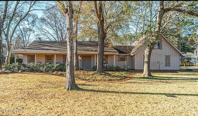 view of front of property with a front lawn