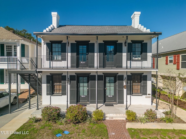 view of front of home featuring a balcony