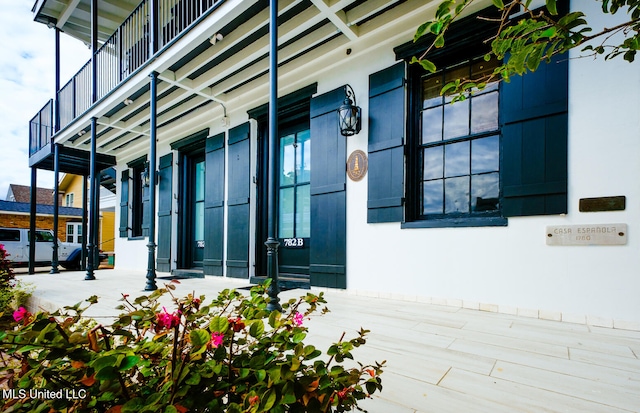 entrance to property featuring a balcony