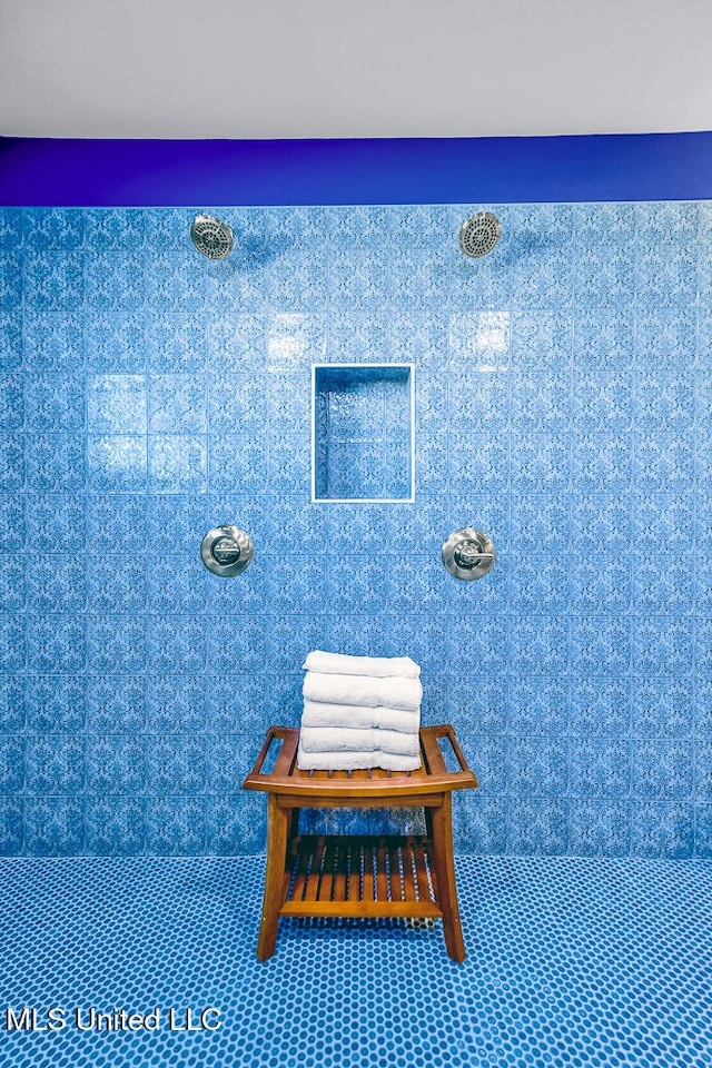 bathroom featuring tiled shower