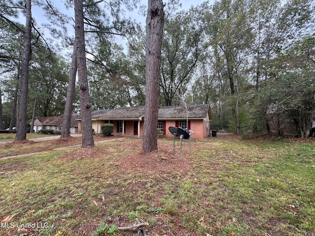 ranch-style home featuring a front lawn