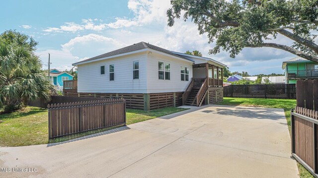 view of front of home featuring a front lawn