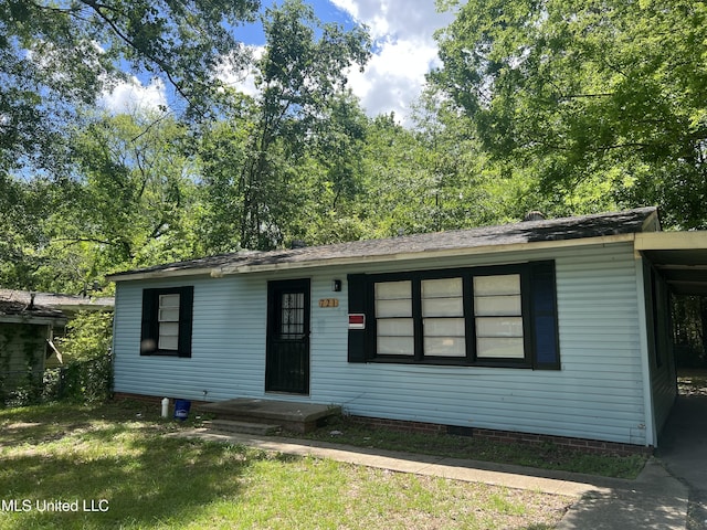 ranch-style house with crawl space and a front lawn
