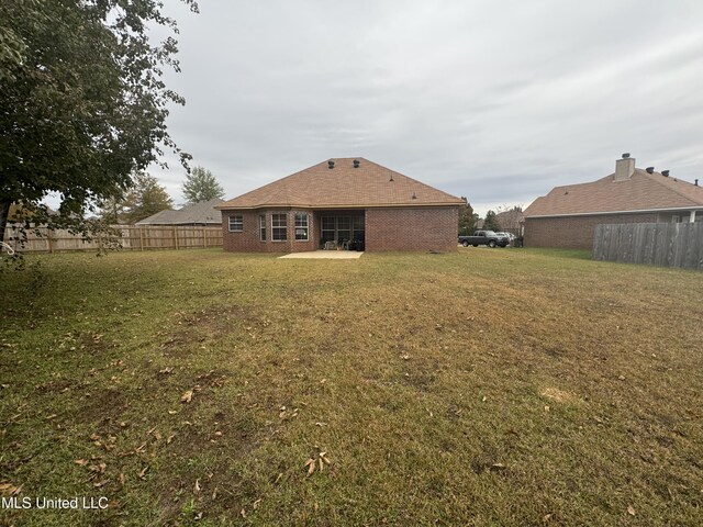 view of yard featuring a patio