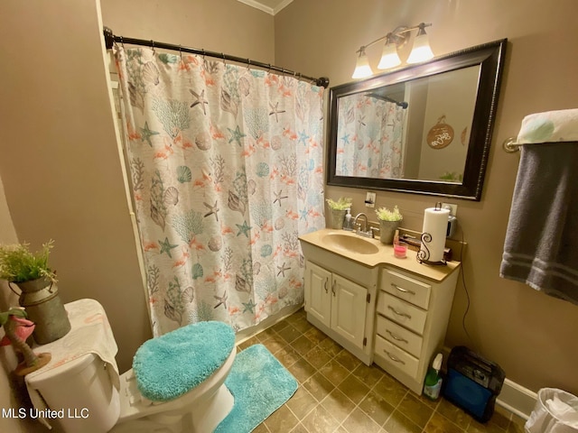 bathroom with a shower with curtain and vanity