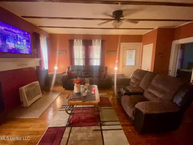 living area featuring ceiling fan