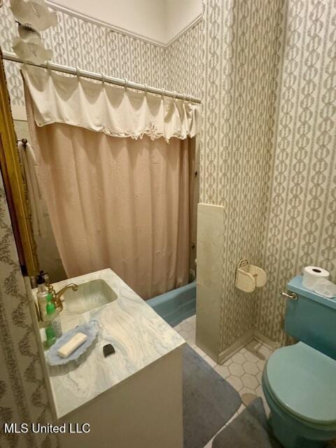 206 Linton Ave, Natchez, MS 39120 - full bath with wallpapered walls, vanity, toilet, and shower / bath combo with shower curtain
