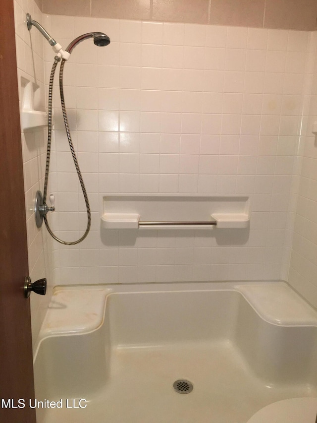 bathroom featuring a tile shower