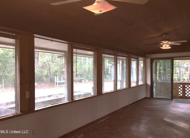 unfurnished sunroom with a wealth of natural light and ceiling fan