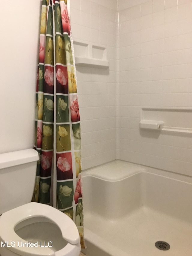 bathroom featuring a shower with curtain