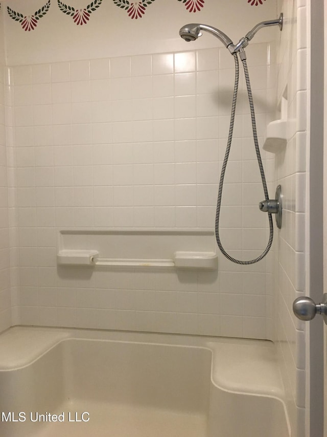 bathroom featuring tiled shower