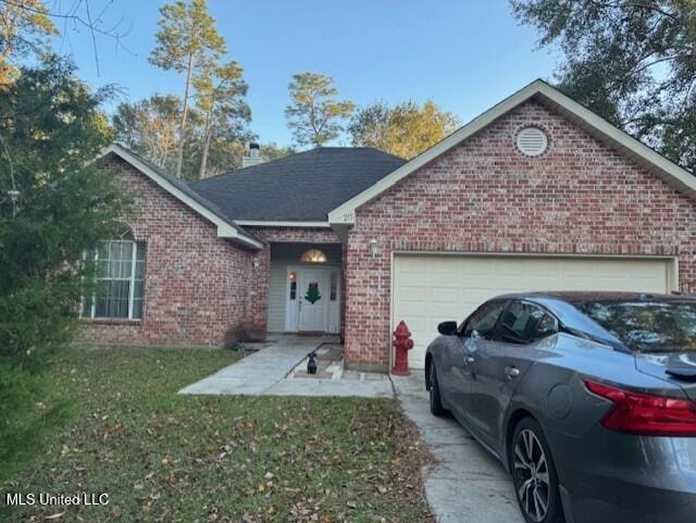 view of front facade with a garage and a front yard