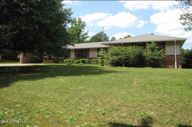 view of front of home featuring a front lawn and brick siding