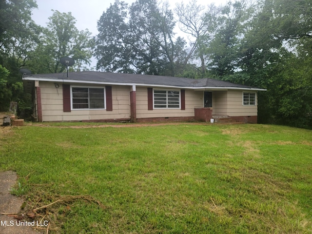 ranch-style home featuring a front lawn