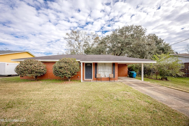 view of front of home with a carport and a front lawn