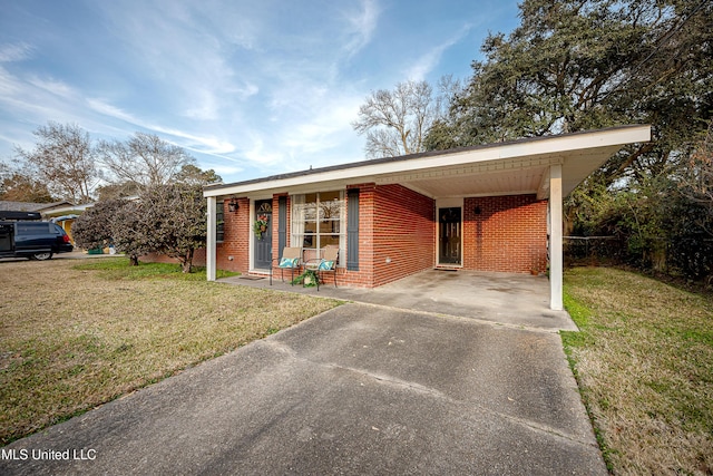 view of front of home with a carport and a front lawn