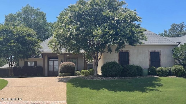 view of front of property with a front yard