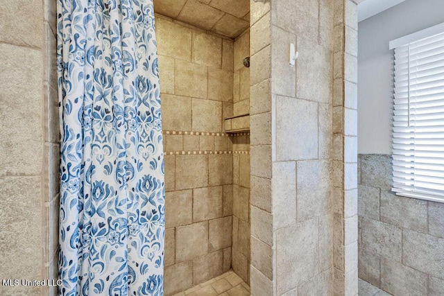 bathroom featuring a tile shower