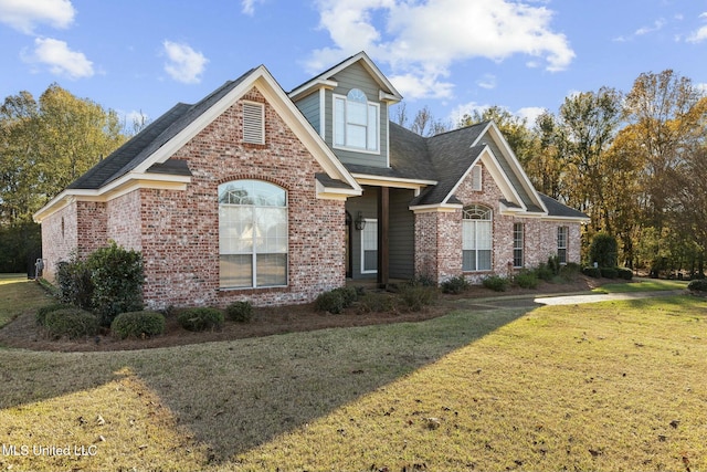 view of front of property featuring a front yard