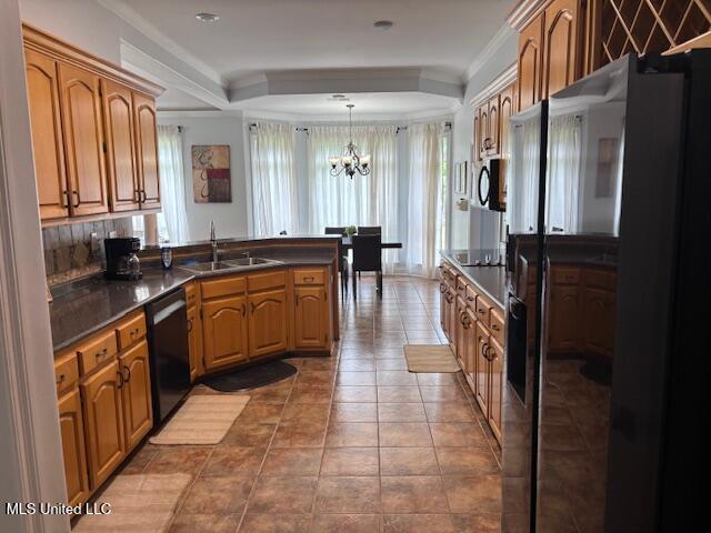 220 Forked Creek Pkwy, Hernando, MS 38632 - kitchen featuring black appliances, a sink, a chandelier, a peninsula, and dark countertops