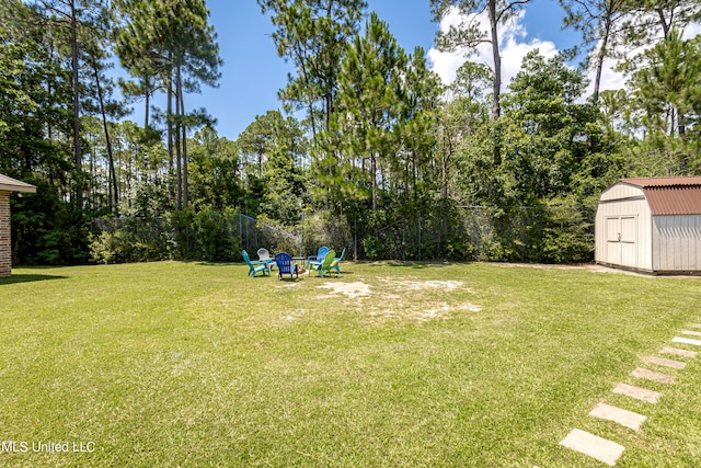 view of yard featuring a shed