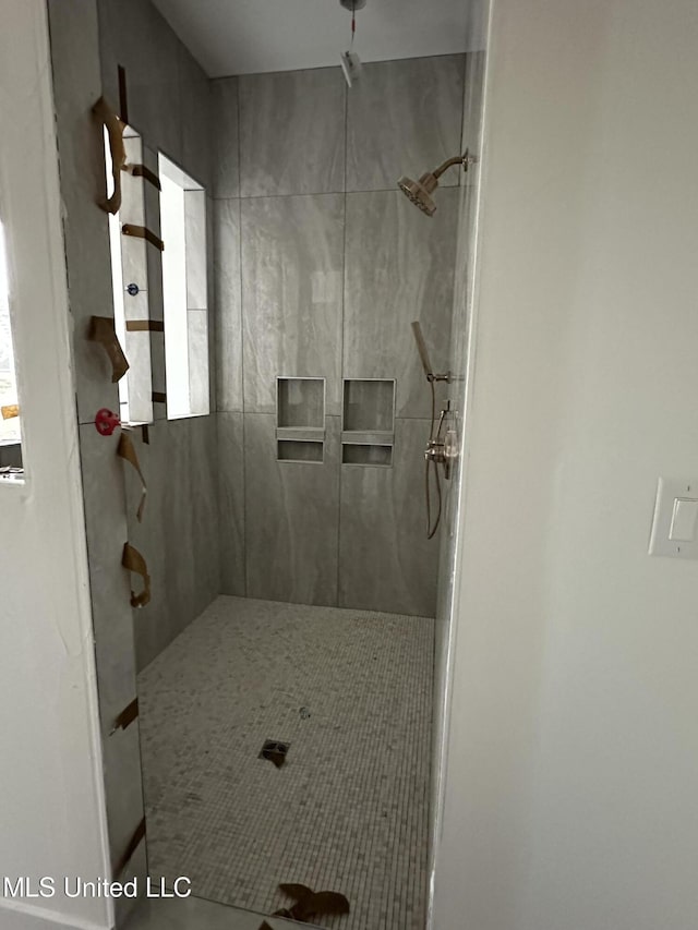 bathroom featuring tiled shower