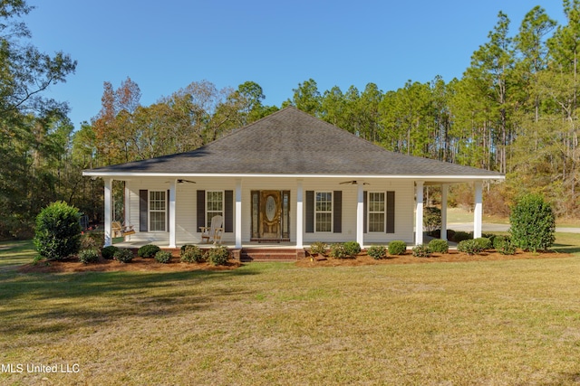 view of front of house featuring ceiling fan, a front lawn, and a porch