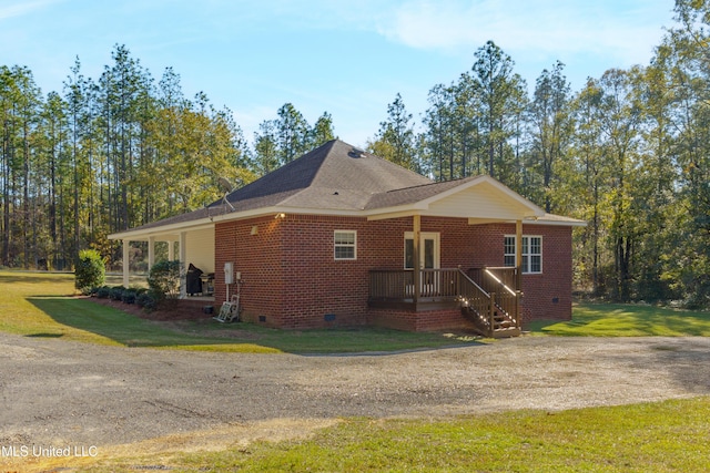 view of front facade with a front yard