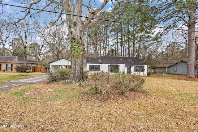 ranch-style house featuring a front lawn