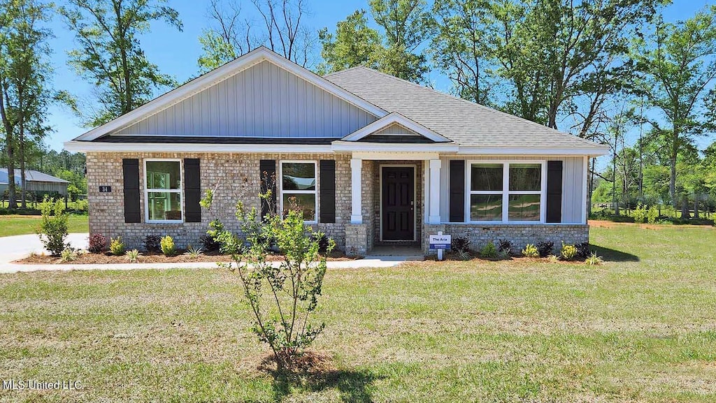 craftsman house with a front yard