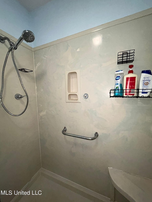 bathroom featuring tiled shower