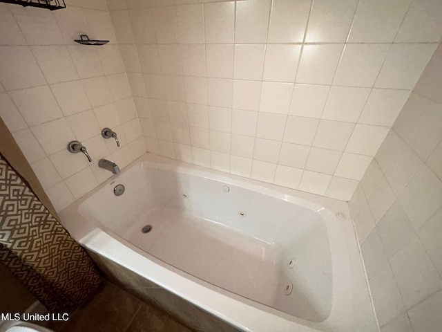 bathroom featuring tiled shower / bath