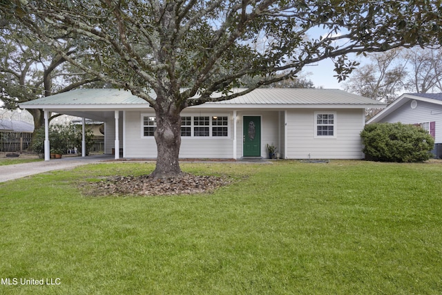 view of front facade featuring a carport and a front lawn