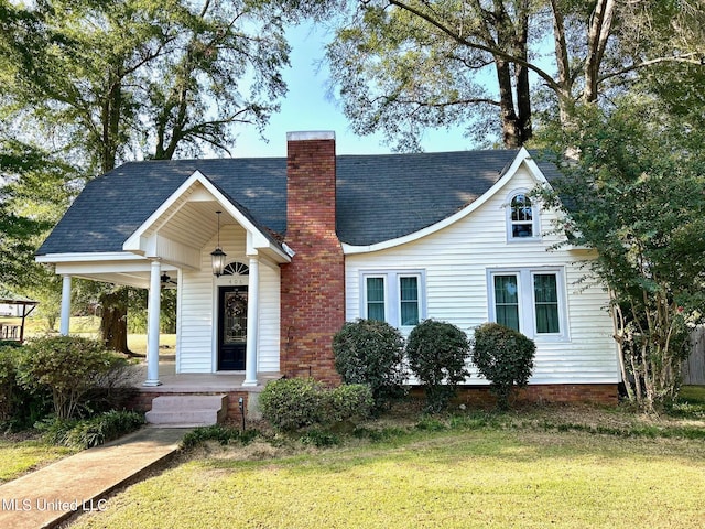 view of front facade featuring a front yard