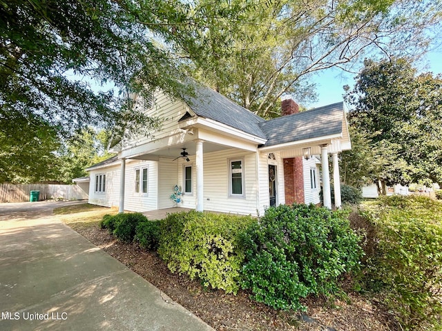 view of front of home featuring covered porch and ceiling fan